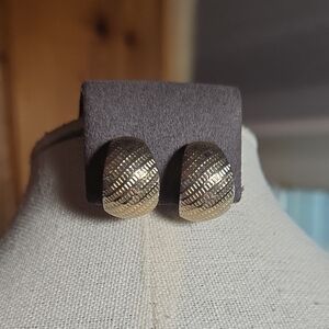 VINTAGE TEXTURED CLIP-ON HUGGIE EARRINGS